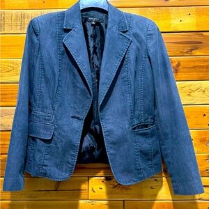 Nine West Jean suit jacket. Size 8. Missing button.